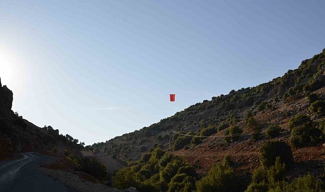 İki dağın arasında dalgalanan bayrakla asker uğurlama