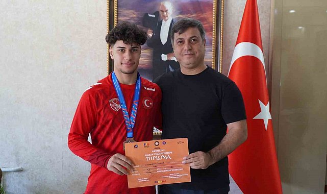 İl Müdürü Yunus Öztürk'ten milli güreşçiye tebrik