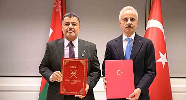 İngiltere'de Türkiye ile Umman arasında denizcilik ve ulaştırma alanında iş birliği için 2 yeni imza