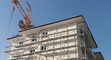 İntihar girişiminde bulunan arkadaşlarına aldırış etmeden çalışmaya devam ettiler