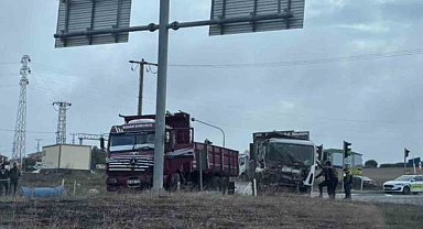 Işıklı kavşakta 2 kamyon çarpıştı: Sürücüler yaralandı