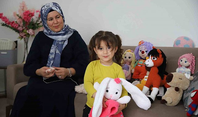 İşlediği oyuncaklarla 6 çocuğuna bakıyor