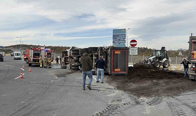 İstanbul Havalimanı'nda gübre yüklü kamyon devrildi