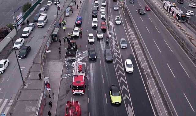 İstanbul'da alevlere teslim olan iş makinesi kül oldu: Trafikte oluşan yoğunluk dronla görüntülendi