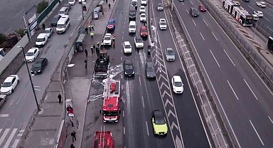 İstanbul'da alevlere teslim olan iş makinesi kül oldu: Trafikte oluşan yoğunluk dronla görüntülendi