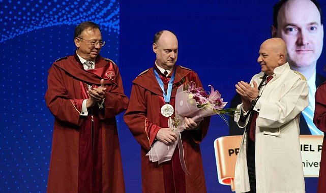 İstinye Üniversitesi Bilim Nişanı, Harvard Üniversitesi'nden Prof. Dr. Daniel Cahill'e takdim edildi