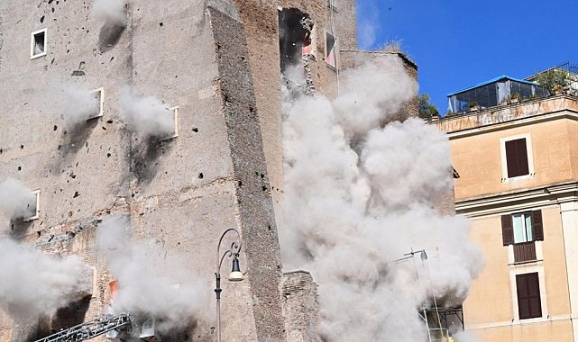 İtalya'da çöken Orta Çağ'a ait kule enkazında kalan işçi hayatını kaybetti