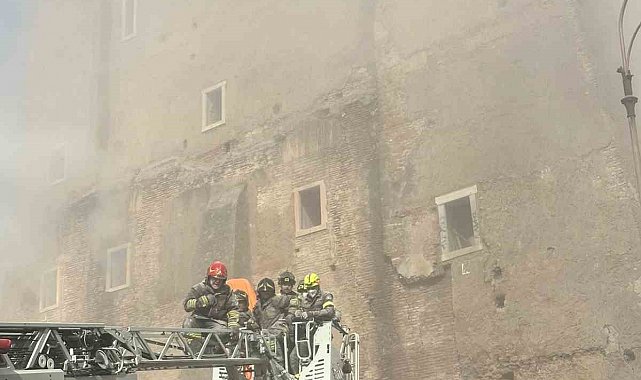 İtalya'da Orta Çağ'a ait kule çöktü: 3 yaralı