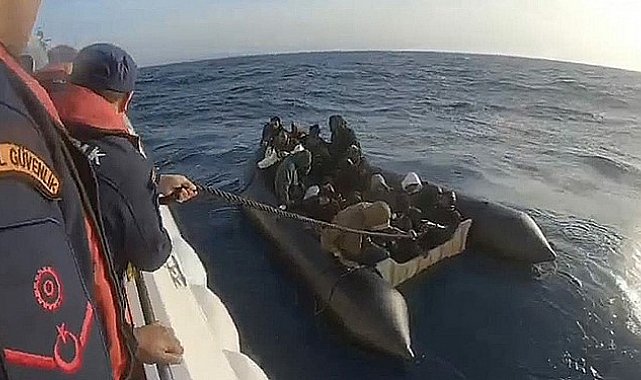 İzmir açıklarında 18 düzensiz göçmen yakalandı, 25 göçmen kurtarıldı