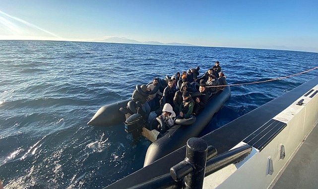 İzmir açıklarında 63 düzensiz göçmen yakalandı