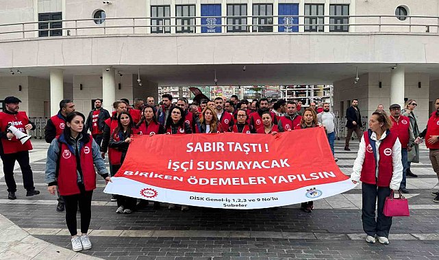İzmir Büyükşehir önünde işçilerden oturma eylemi