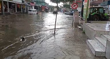 İzmir'in kuzey ilçelerinde kuvvetli sağanak yağış