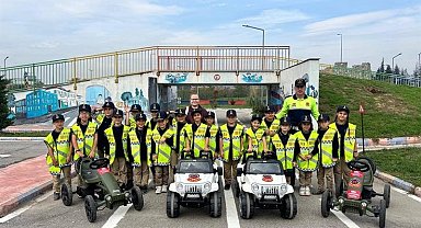 Jandarma ekipleri öğrencilere trafik kurallarını uygulamalı anlatıyor