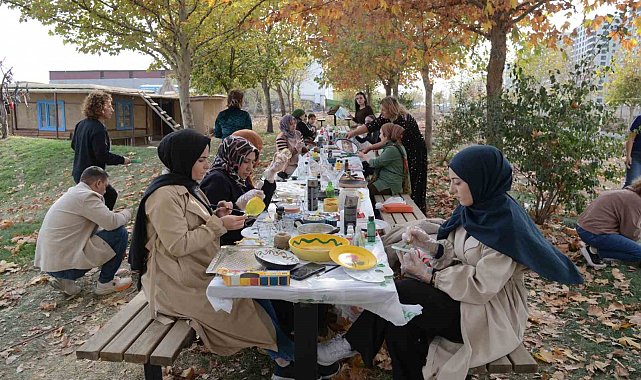 Kadınlar atölyede atıkları dönüştürüyor