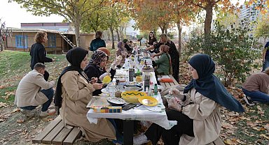 Kadınlar atölyede atıkları dönüştürüyor