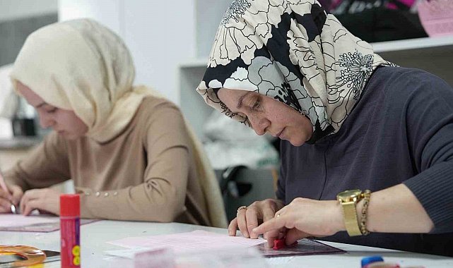 Kadınlar hem öğreniyor hem aile bütçelerine katkı sağlıyor