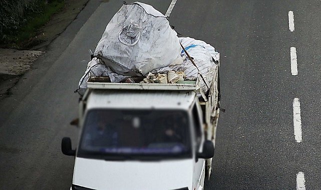 Kağıt taşıyan araçtan Kur'an-ı Kerim sayfaları savruldu: 2 kişi hakkında işlem başlatıldı