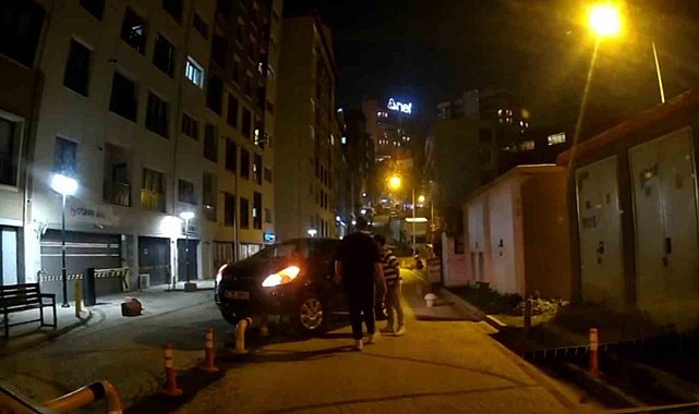 Kağıthane'de ters yöne giren sürücü bariyere çıkarak askıda kaldı, o anlar kamerada