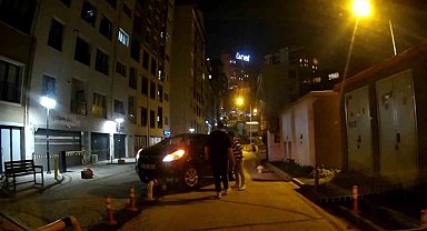 Kağıthane'de ters yöne giren sürücü bariyere çıkarak askıda kaldı, o anlar kamerada