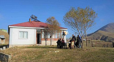 Kahraman öğretmenler devamsızlık yapan öğrenciler için köy köy geziyor