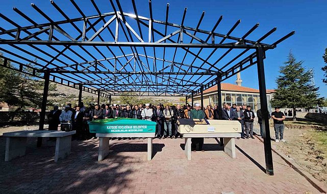 Kahreden kaza: Öğretmenin aracının çarpması sonucu hayatını kaybeden öğrenci toprağa verildi