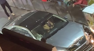 Kaldırıma çıkıp 3 kişiyi yaralayan, ters yola girip 5 araca çarpan alkollü sürücü böyle darbedildi