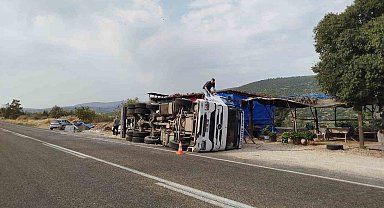 Kamyon devrildi, sürücü yara almadan kurtuldu