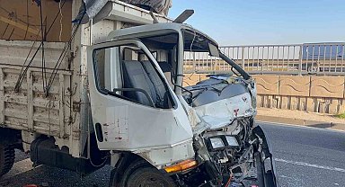 Kamyona çarpan karton yüklü kamyonetin 70 yaşındaki sürücü yaralandı
