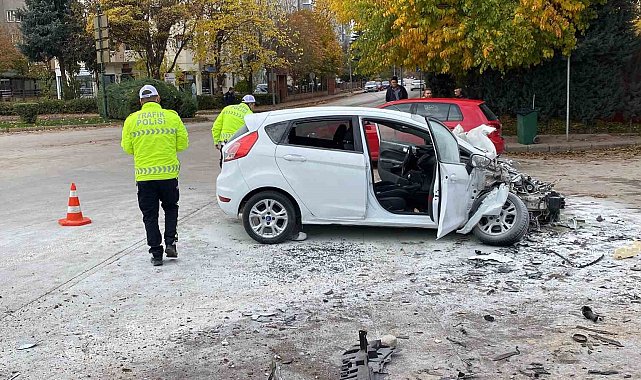 Kamyona yandan çarpan aracın 70 yaşındaki sürücüsü hayatını kaybetti
