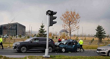 Kamyonun freni boşaldı, zincirleme kaza yaşandı: 2 yaralı