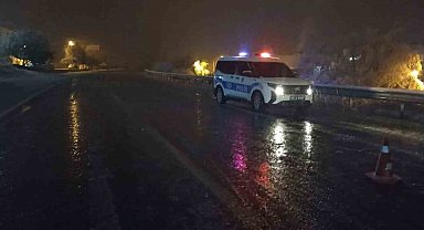 Kar ve tipi etkisini artırdı, kara yolları trafiğe kapatıldı