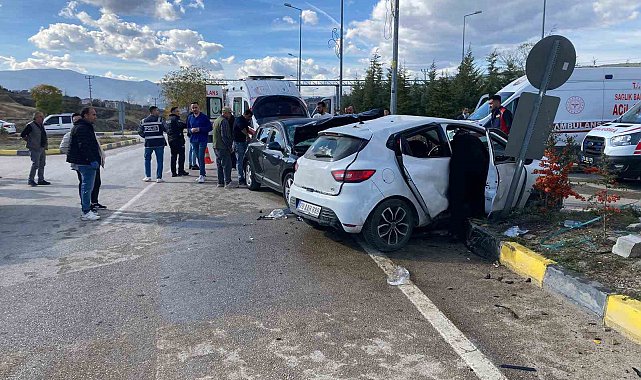 Karabük'te iki otomobil çarpıştı: 7 yaralı