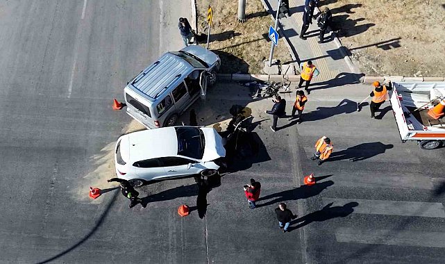 Karaman'da hafif ticari araçla otomobil çarpıştı: 3 yaralı