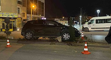 Karaman'da kontrolden çıkan otomobil refüje çıktı