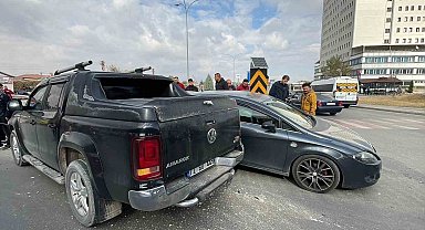 Karaman'da pikap kamyonetle otomobil çarpıştı: 1 yaralı