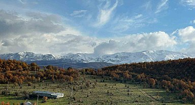 Karla kaplı dağlar sonbaharın renkleriyle buluştu