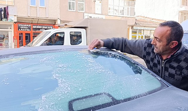Kars buz kesti, araç camları dondu