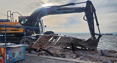 Karşıyaka'daki kaçak iskeleler yıkılıyor