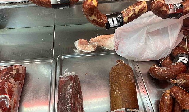 Kasap dükkanının üretim bölümüne giren zabıtalar şok oldu