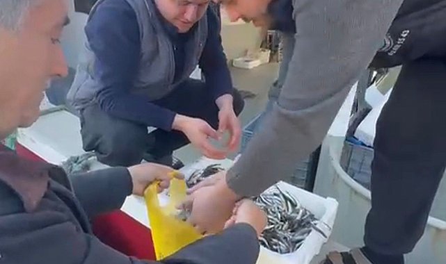 Kasasını 200 liraya alıp, tezgahta kilosunu 200 liraya satan esnaf, balıkçılar tarafından protesto edildi