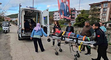 Kasksız motosiklet sürücüsü kazada yaralandı