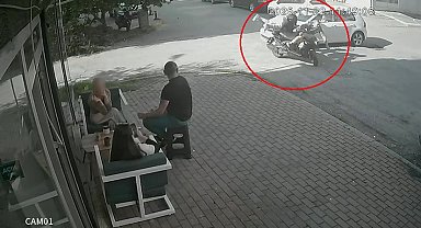 Kasksız yolcu kafasını kaldırıma çarpmaktan kıl payı kurtuldu