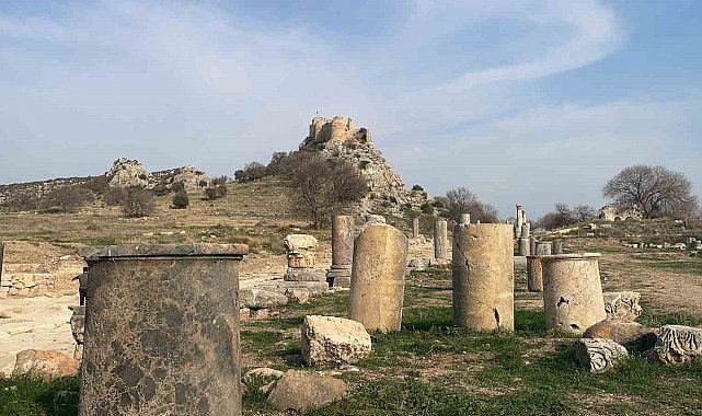 Kastabala Tiyatrosu'ndaki kazılarda yeni masklar ortaya çıkarıldı
