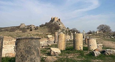 Kastabala Tiyatrosu'ndaki kazılarda yeni masklar ortaya çıkarıldı