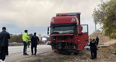 Kavşağa aşırı hızla girerek otomobil sürücüsünün ölümüne neden olan tır sürücüsü tutuklandı