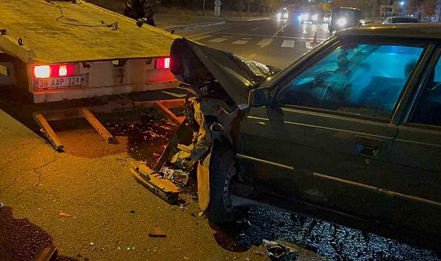 Kavşakta otomobile çarptı, karşı yola geçti: 2 yaralı