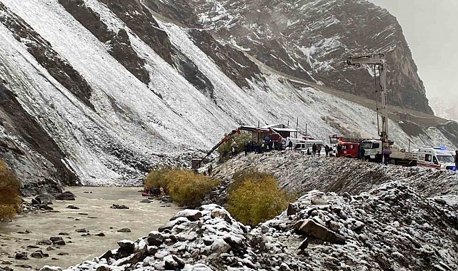 Kayadan kaçan araç Zap Suyu'na düştü: 4 madenci kurtarıldı