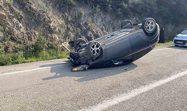 Kayalara çarpan otomobil takla attı, emniyet kemeri sayesinde kurtuldular