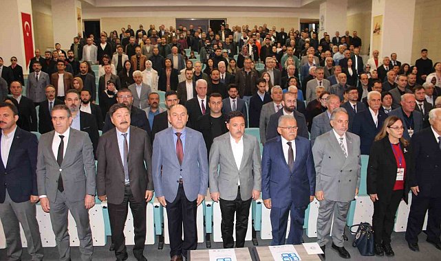 Kayseri Valisi Gökmen Çiçek "Bu bayrakların olduğu coğrafyada yaşayan hiç kimse kendini göçmen hissetmez"