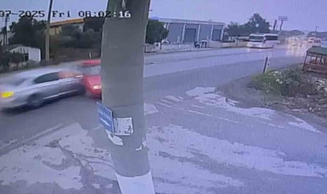 Kemalpaşa'da feci trafik kazası kamerada: 2 ölü, 4 yaralı